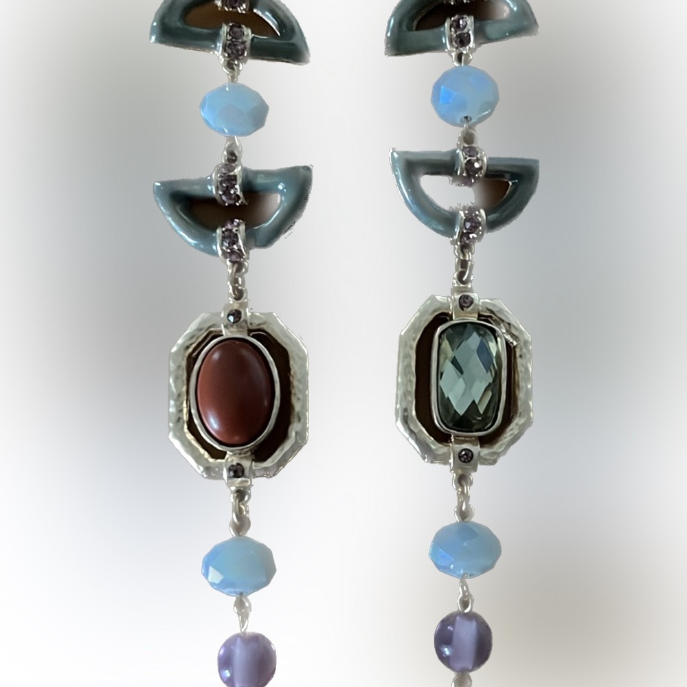 Long necklace with natural stones.